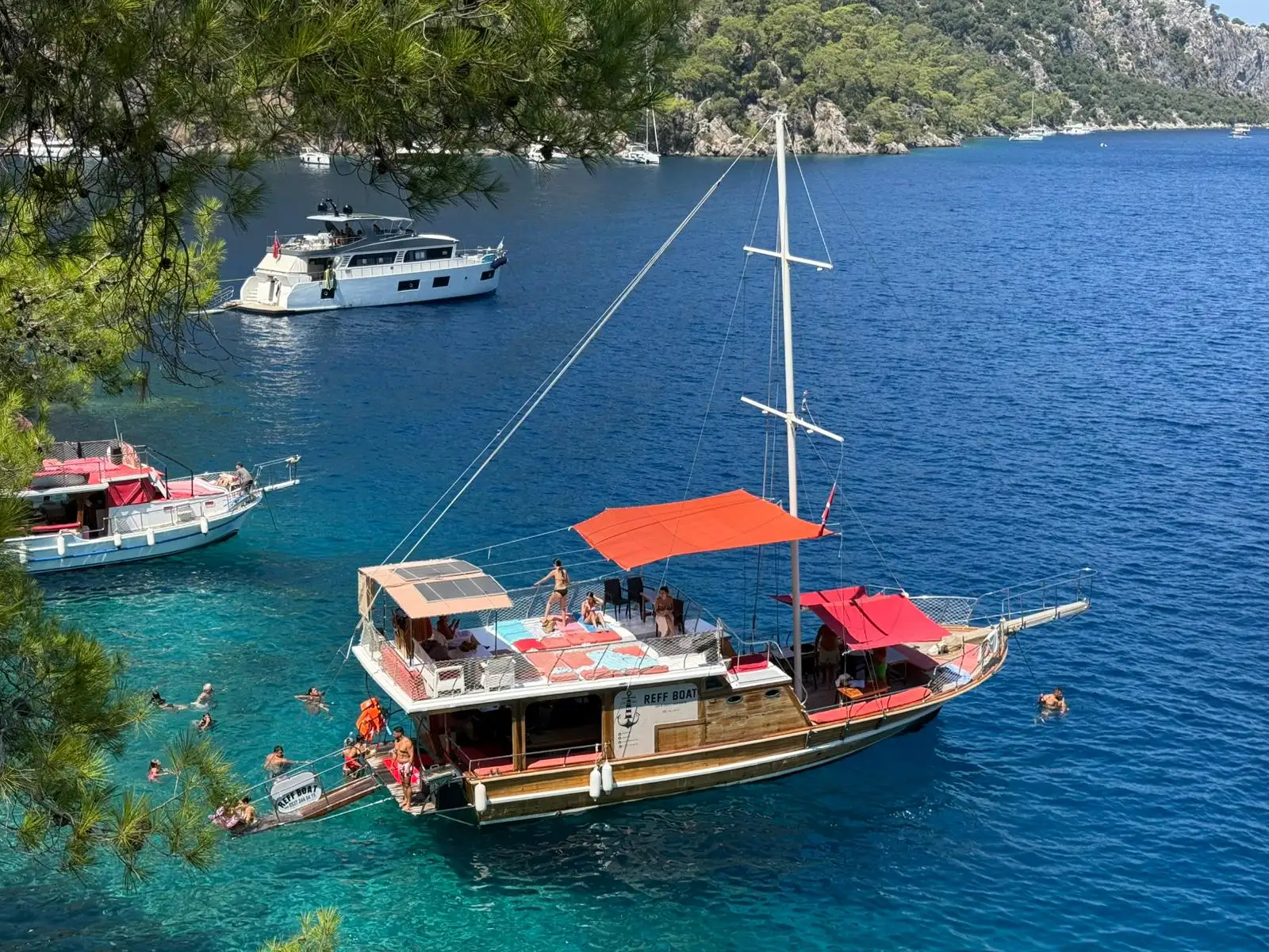 Koyda Reff Boat ve Misafirler